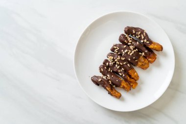 Güneş ışığı kurumuş muz çikolata kaplama veya muz soslu çikolata