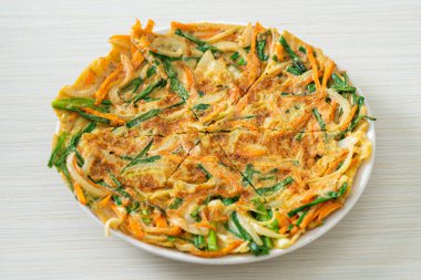 Pajeon veya Kore gözlemesi veya Kore pizzası - Asya yemeği tarzı