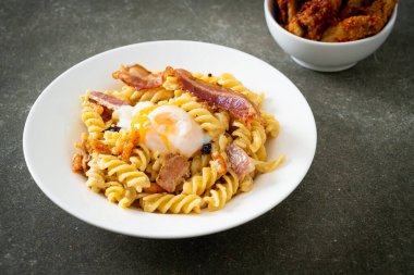 Carbonara fusilli makarna baharatlı pastırma - İtalyan yemeği tarzı.