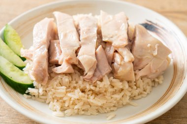 Tavuklu pilav ya da tavuk çorbası ile buğulanmış pirinç - Asya yemeği tarzı.