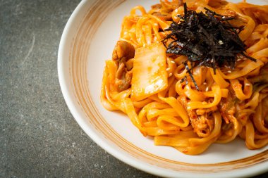 Kore usulü kimchi ve domuz etli kızarmış udon eriştesi.