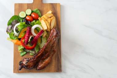 Izgara domuz pirzolası ve sebze.