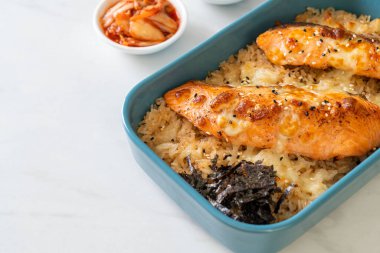 Peynirli fırında somon ve baharatlı miso kasesi.