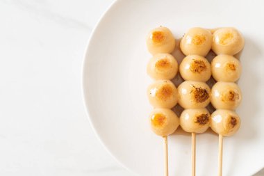 Mitarashi dango. Japon usulü soya soslu hamur tatlısı.
