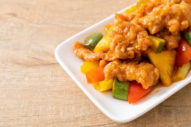 Kızarmış tatlı ve ekşi sosla domuz ve sebzeyi karıştır.