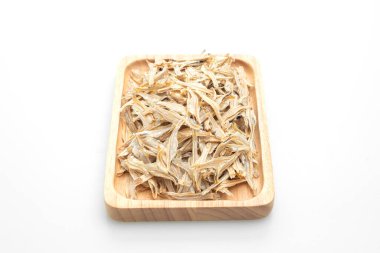 Beyaz arka planda izole edilmiş kuru ve çıtır çıtır fırın balığı.