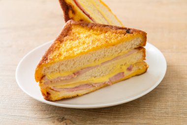 Beyaz tabakta ev yapımı jambonlu peynir.