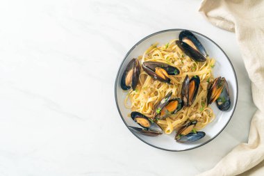 Linguine spagetti makarna vongole beyaz şarap sosu İtalyan deniz ürünleri makarna ve midye