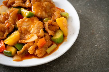 Kızarmış tatlı ve ekşi sosla domuz ve sebzeyi karıştır.