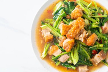 Kızarmış lahana sebzesi ve kıtır domuz eti Asya yemeği.