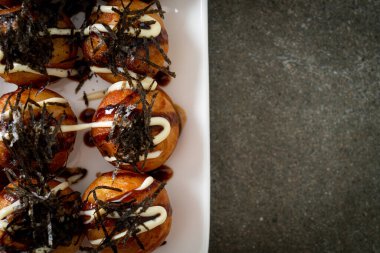 Takoyaki köftesi ya da ahtapot köftesi - Japon yemeği tarzı.