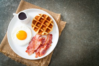 Kahvaltıda pastırmalı yumurta ve waffle.