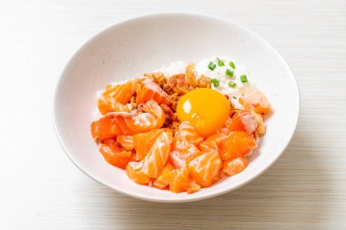 Çiğ somon ve yumurta turşulu Japon pirinci. Asya usulü.