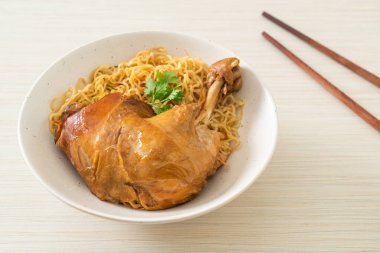 Kurutulmuş erişte ve haşlanmış tavuk kasesi. Asya usulü.