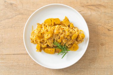 kabaklı spagetti makarna alfredo sosu - vegan ve vejetaryen yemek tarzı