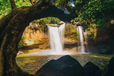 Tayland 'daki Khao Yai Ulusal Parkı' nda Güzel Saç Suwat Şelalesi