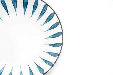 boş güzel ve klasik seramik plaka beyaz arkaplanda izole