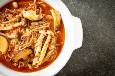 Tom Yum Çorbası ile karıştırılmış Baharatlı Mantar - Vejetaryen yemek tarzı