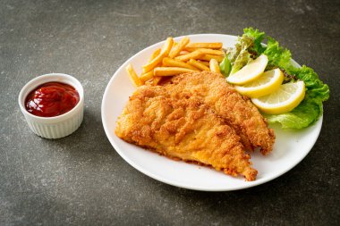 Patates cipsli ev yapımı sosisli Schnitzel, patates kızartmalı kızarmış tavuk, Avrupa yemeği tarzı.