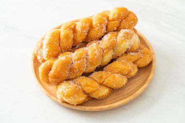 Tahta tabakta, sarmal şekilli şekerli çörek.