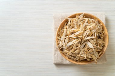 Kurutulmuş küçük çıtır balık.