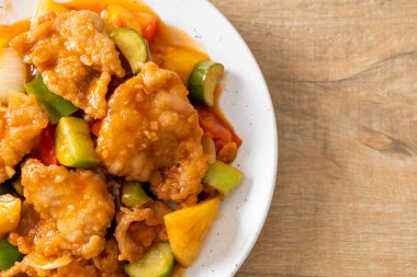 Kızarmış tatlı ve ekşi sosla domuz ve sebzeyi karıştır.