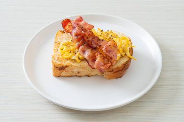 Çırpılmış yumurta ve domuz pastırmalı ekmek.