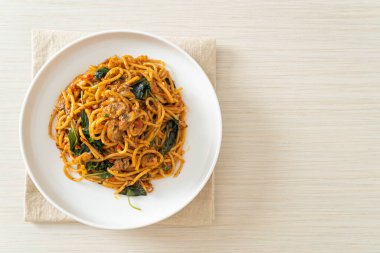 Kızarmış spagettiyi midye ve biber ezmesiyle karıştır - Füzyon yemek stili