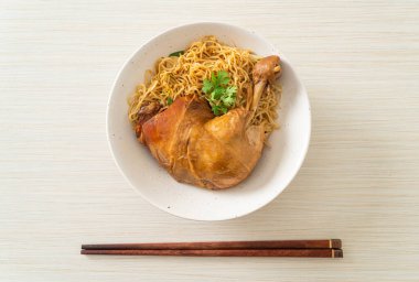 Kurutulmuş erişte ve haşlanmış tavuk kasesi. Asya usulü.