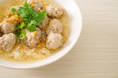 Domuz etli ev yapımı pilav.