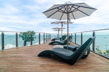 Yüzme havuzunda şemsiyeli yatak havuzu - tatil ve tatil konsepti