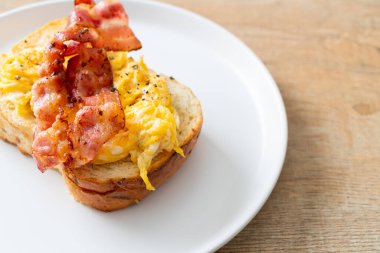 Çırpılmış yumurta ve domuz pastırmalı ekmek.