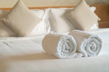 Yatak odasındaki beyaz havluyu kapat.