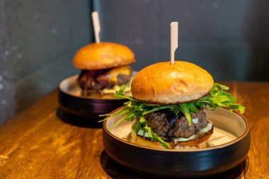 Peynirli biftek ve tabakta sos.