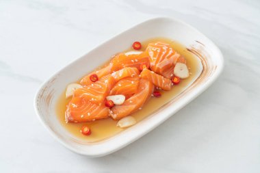Taze salamura edilmiş somon balığı ya da soya sosu. Asya usulü.