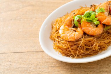 Güveçte veya fırında karides ve cam erişte veya vermicelli karides.