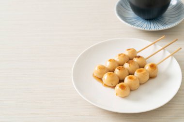 Mitarashi dango. Japon usulü soya soslu hamur tatlısı.