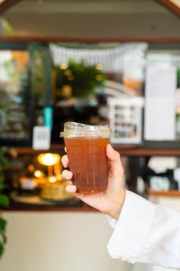 Buzlu americano kahvesi, paket servis bardağında.