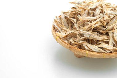 Beyaz arka planda izole edilmiş kuru ve çıtır çıtır fırın balığı.