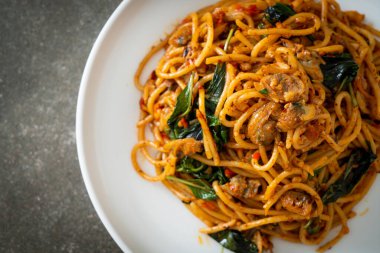 Kızarmış spagettiyi midye ve biber ezmesiyle karıştır - Füzyon yemek stili