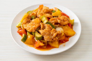 Kızarmış tatlı ve ekşi sosla domuz ve sebzeyi karıştır.