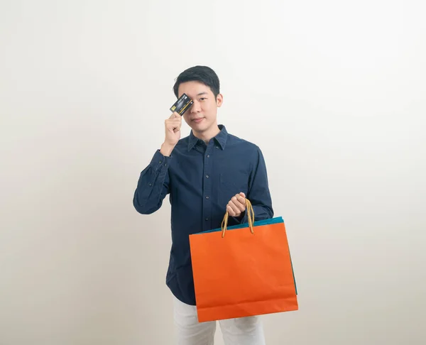 Retrato Jovem Asiático Homem Segurando Cartão Crédito Saco Compras Fundo — Fotografia de Stock