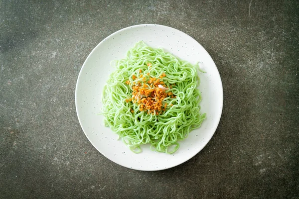 Πράσινο Noodle Νεφρίτη Σκόρδο Στο Πιάτο — Φωτογραφία Αρχείου