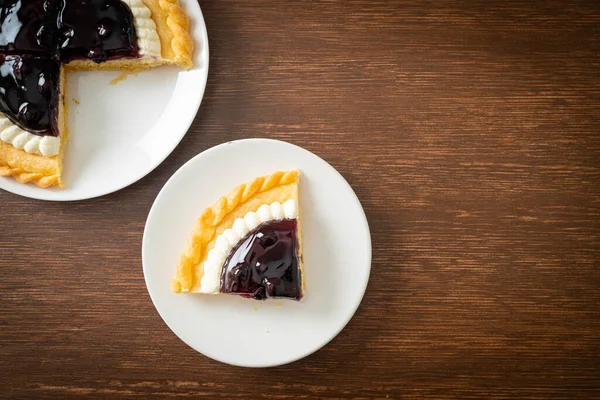 Вкусный Черничный Сырный Пирог Белой Тарелке — стоковое фото