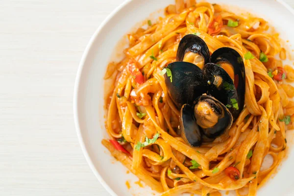 Паста Спагетти Мидиями Моллюсками Томатным Соусом Итальянский Стиль Питания — стоковое фото