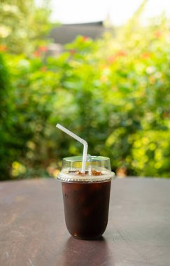 Buzlu sade kahve ya da paket bardakta Americano kahvesi.