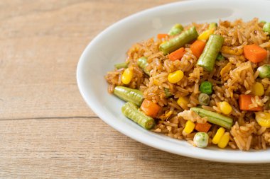 Yeşil bezelyeli kızarmış pirinç, havuç ve mısır - vejetaryen ve sağlıklı gıda tarzı