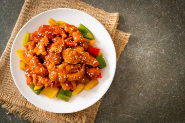 Kore usulü tatlı ve ekşi soslu kızarmış tavuk.