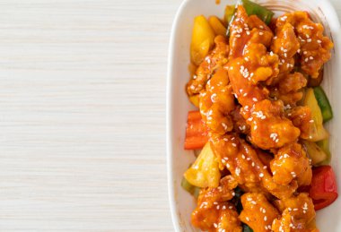 Kore usulü tatlı ve ekşi soslu kızarmış tavuk.