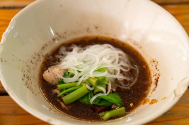 Tayland usulü kanlı erişte çorbası.